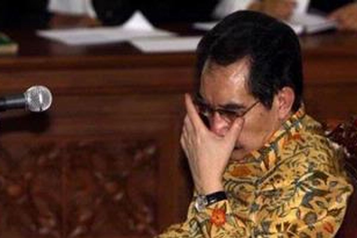 Terdakwa Antasari Azhar menjalani sidang dengan agenda pembacaan vonis dalam kasus pembunuhan Direktur PT Putra Rajawali Banjaran, Nasrudin Zulkarnaen di Pengadilan Negeri Jakarta Selatan, Kamis (11/2/2010). KOMPAS IMAGES/KRISTIANTO PURNOMO