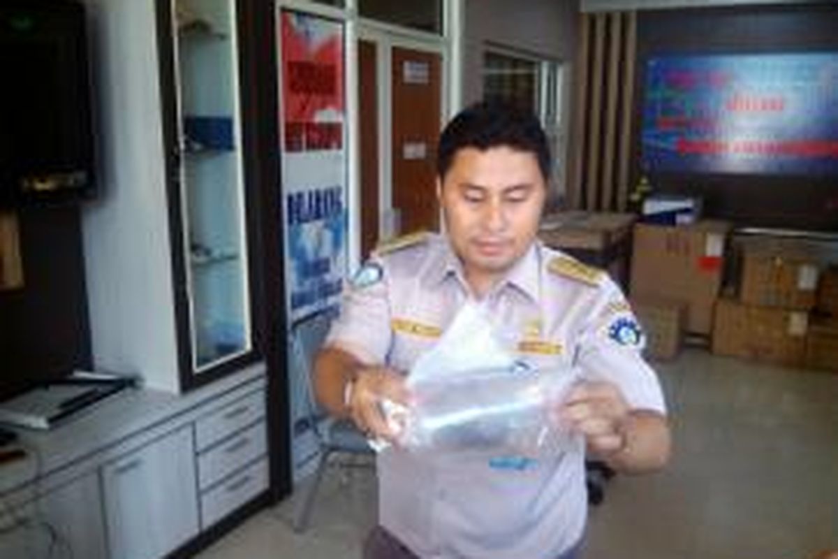 petugas Stasiun Karantina Ikan Pengendalian Mutu dan Keamanan Hasil Perikanan (KIPM) Kelas 1 Yogyakarta saat menunjukan plastik pembungkus baby Lobster yang hendak di selundupkan ke Singapura pada Selasa (06/10/2015)