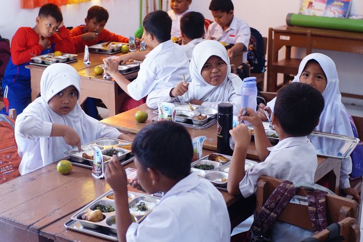 Studi perbandingan model pemberian makan bergizi gratis pada siswa SD yang dilakukan oleh PT Japfa Comfeed Indonesia, Yayasan Edufarmers bersama Pusat Kajian Gizi dan Kesehatan, Universitas Indonesia.