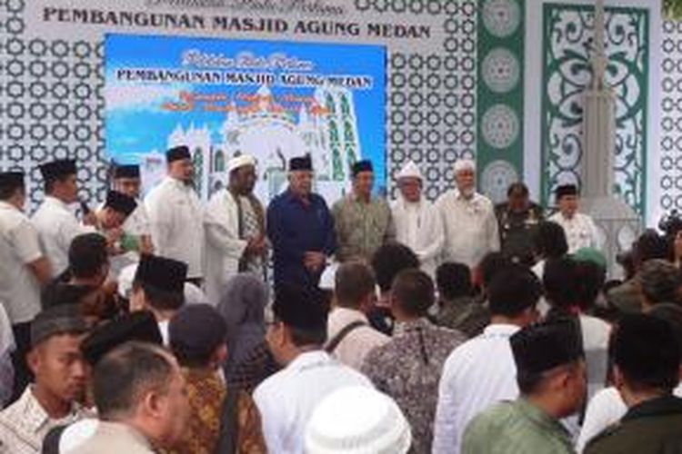 Menteri Agama RI Lukman Hakim Saifuddin khusus datang untuk meletakkan batu pertama sebagai tanda resmi di mulainya pengembangan dan pembangunan Masjid Agung Medan.
