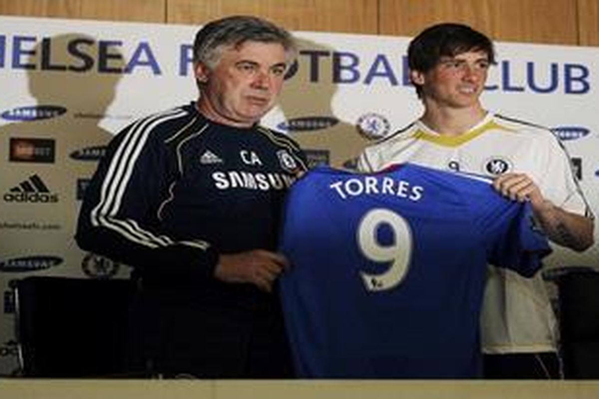 Carlo Ancelotti (kiri) dan Fernando Torres.