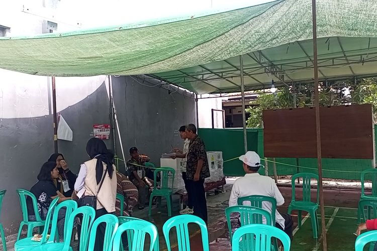 Kondisi TPS 054 usai terjadi kertas surat suara tercoblos Vila Mahkota Pesona, Desa Bojong Kulur, Kecamatan Gunung Putri, Kabupaten Bogor, Jawa Barat, Rabu (14/2/2024).