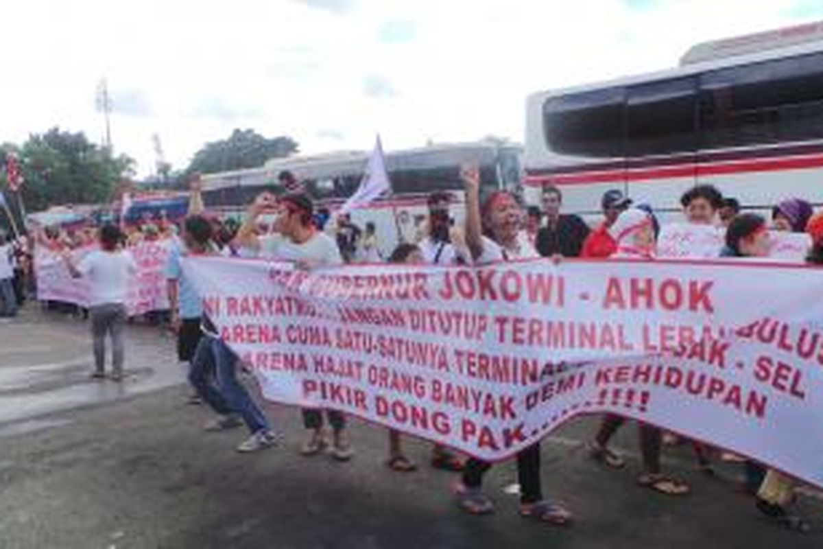 Ratusan karyawan dari puluhan PO bus di Lebak Bulus melakukan aksi unjuk rasa terkait rencana penutupan terminal AKAP di sana. Senin (6/1/2014).