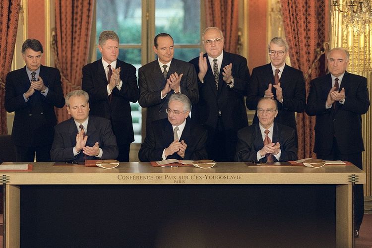 Perundingan Dayton ditandatangani di Paris, Perancis, pada Desember 1995.