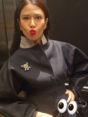 Dian Sastro hadir di TIFF 2025 untuk film The Fox King. Gaya elegannya mencuri perhatian, terutama saat memakai pin bajak laut One Piece.