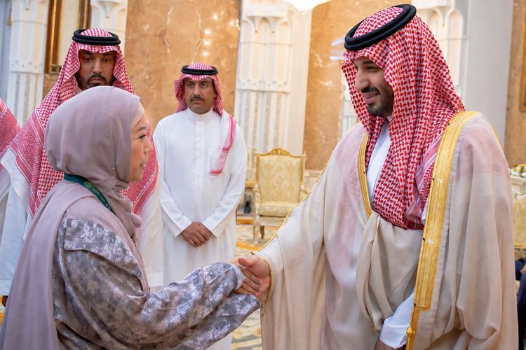 Momen Menteri Meutya Bersalaman dengan MBS