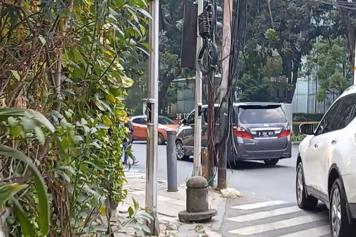 Kabel putus bergelantungan di tiang penyangga yang berada di persimpangan Jalan Kebon Sirih, Jakarta Pusat, Sabtu (5/8/2023).
