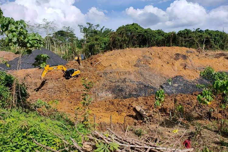 Aktivitas tambang batu bara ilegal yang bersisian dengan kebun penelitian milik Universitas Mulawarman di Desa Karang Tunggal, Kecamatan Tenggarong Sebrang, Kabupaten Kutai Kartanegara, Katim, awal Oktober 2021.