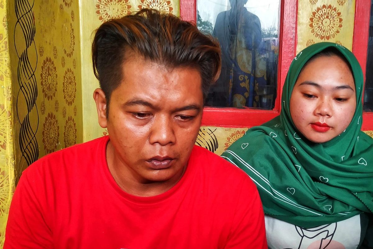 Iman (39), ayah dari MA (13). siswa baru SMPN 1 Ciambar, Sukabumi yang meninggal dunia diduga tenggelam di sungai Cileuleuy, Sabtu (22/7/2023) sore. Iman didampingi tante korban saat ditemui di rumahnya di Kampung Selaawi, Desa Cibunarjaya, Kecamatan Ciambar, Sukabumi, Jawa Barat, Senin (24/7/2023).