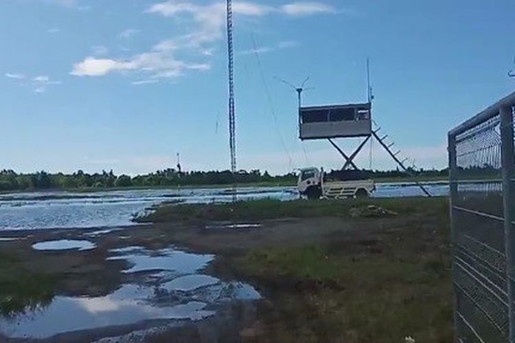 Bandara Tampa Padang Mamuju yang digenangi air pasca banjir bandang di Kecamatan Kalukku, Selasa (11/10/2022).