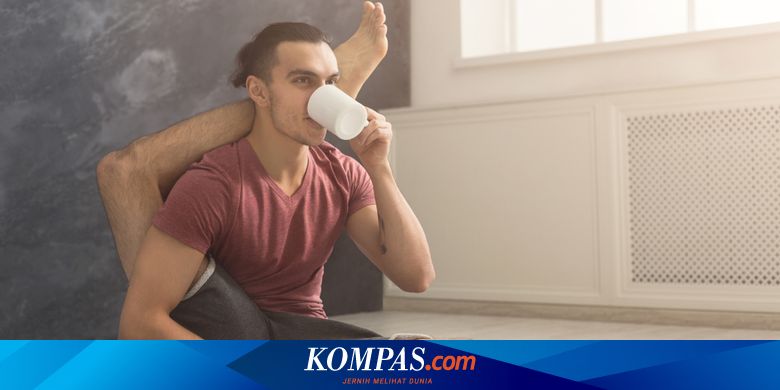 счастливый человек после занятия йогой пьет чай