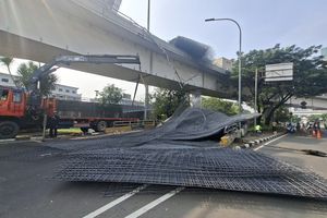 Update Kecelakaan di Flyover Tomang: Besi 30 Ton Masih Berserakan, Lalin Macet, Tol Ditutup