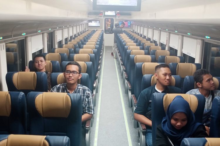Suasana di dalam gerbong kereta ekonomi Stainless Steel New Generation pada KA Majapahit di Stasiun Kota Malang, Senin (25/3/2024). 