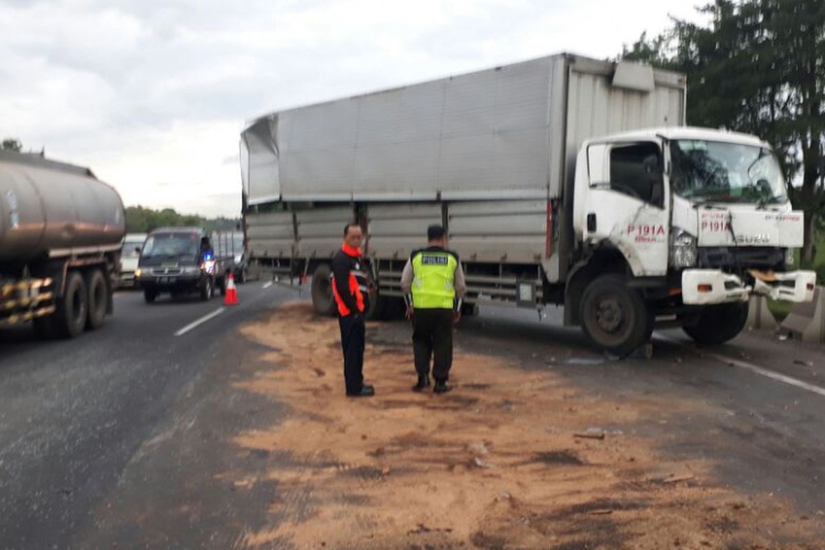 Kecelakaan beruntun di Tol Cikampek, Jumat (31/3/2017).