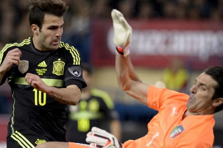 Gelandang Spanyol Cesc Fabregas (kiri) berebut bola dengan kiper Italia Gianluigi Buffon pada pertandingan persahabatan di Vicente Calderon, 5 Maret 2014. Fabregas dan Buffon bakal bertemu lagi di pentas Serie B karena Fabregas memperkuat Como 1907 sedangkan Buffon di Parma.