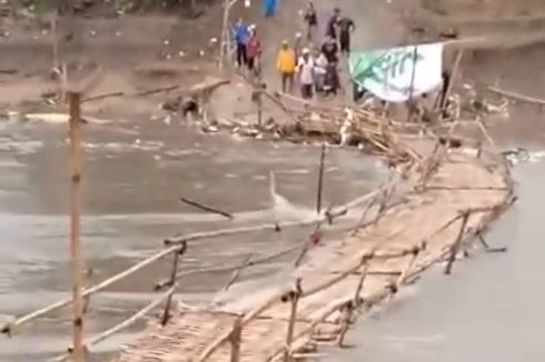 Debit Air Meningkat, Jembatan Bambu Jalur Alternatif Hanyut Terbawa Arus Bengawan Solo