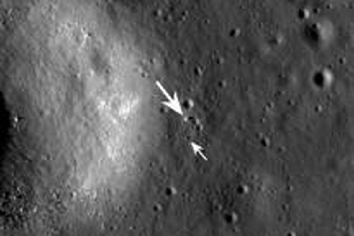 Citra Chang'e 3 (anak panah atas) dan Yutu (anak panah bawah) seperti ditangkap Lunar Reconnaissance Orbiter (LRO) milik NASA pada 25 Desember 2013. 