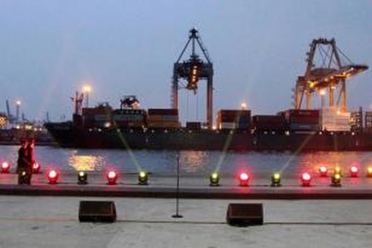 Lampu menyoroti panggung yang dipersiapkan untuk acara pengumuman menteri kabinet Presiden Joko Widodo dan Wapres Jusuf Kalla di Pelabuhan Tanjung Priok, Jakarta Utara, Rabu (22/10/2014) malam. Pengumuman kabinet akhirnya dibatalkan.