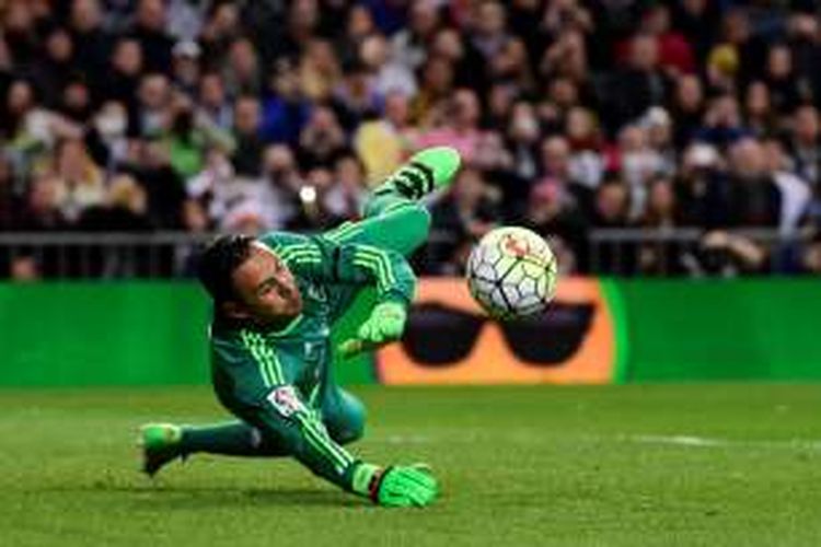 Keylor Navas menggagalkan penalti Kevin Gameiro saat Real Madrid menang 4-0 atas Sevilla pada lanjutan La Liga di Stadion Santiago Bernabeu, Minggu (20/3/2016).