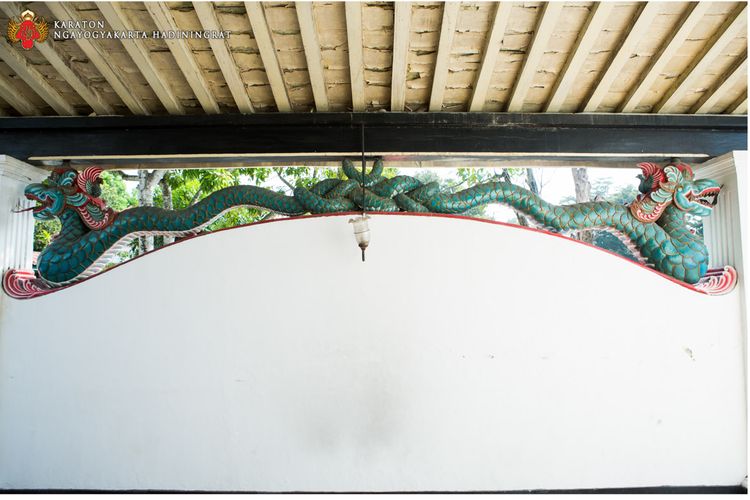 Sengkalan Dwi Naga Rasa Tunggal pada Regol Kemagangan di Keraton Yogyakarta.