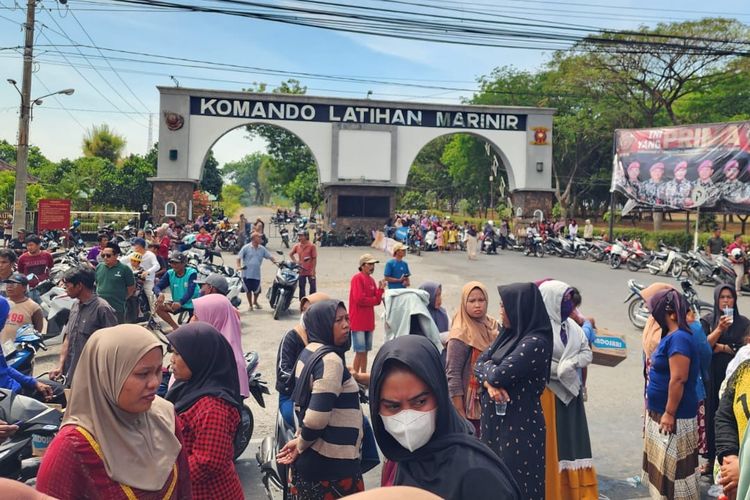 Dipicu Peluru Nyasar, Warga Alastlogo Pasuruan Demo Makolatmar TNI AL dan Tutup Jalan Raya
