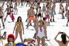 Diikuti 1.000 Orang, Rekor Ski Bikini Pecah di Rusia