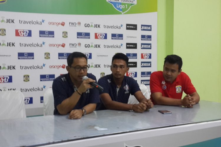 Pelatih Arema FC Aji Santoso (kiri) saat konferensi pers di Stadion Gajayana, Kota Malang menjelang pertandingan melawan Persiba Balikpapan, Minggu (30/4/2017)