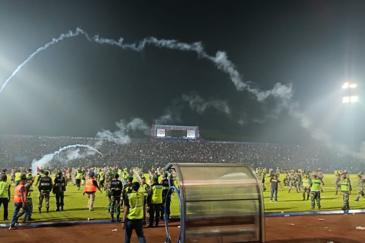 Suasana kerusuhan di Stadion Kanjuruhan, Sabtu (1/10/2022).