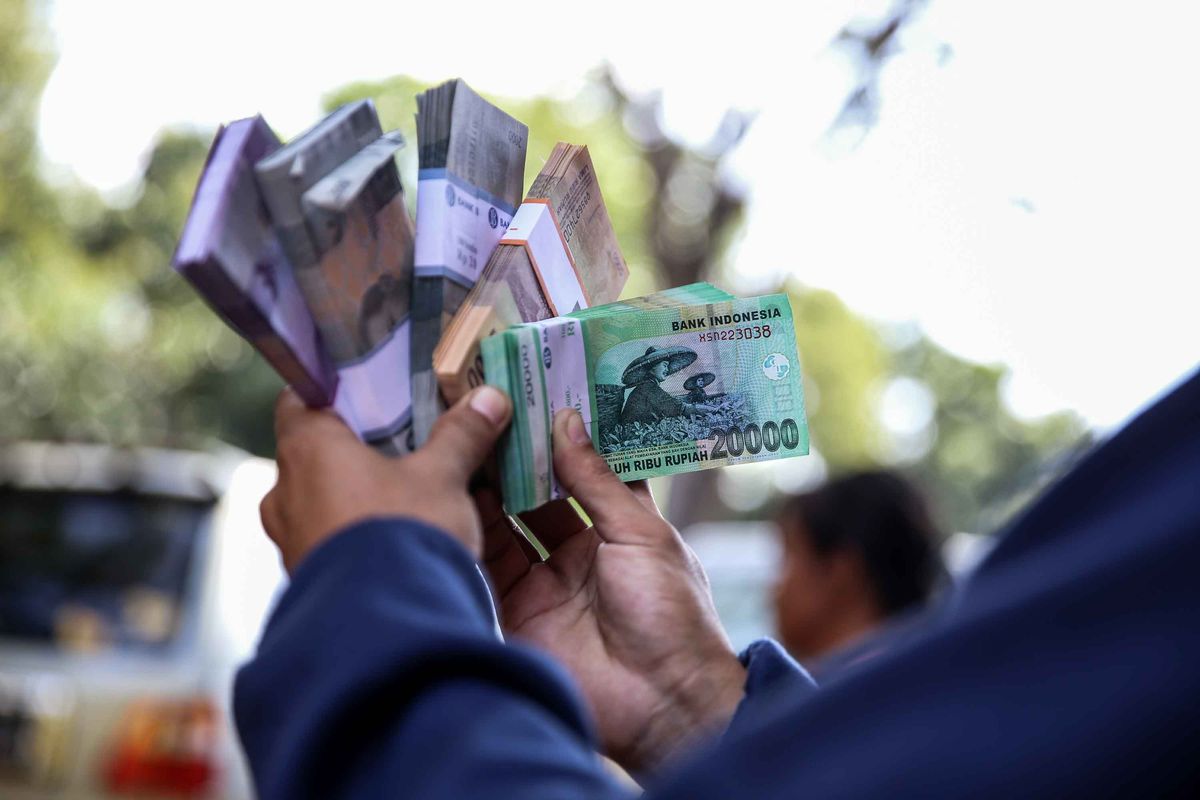 Warga menukarkan uang di mobil kas keliling bank di Lapangan IRTI Monas, Jakarta Pusat, Selasa (14/5/2019). Bank Indonesia dan bank umum menyelenggarakan penukaran uang baru dengan maksimal penukaran Rp3,9 juta per orang perhari mulai 13 Mei hingga 1 Juni 2019 guna membantu masyarakat mendapatkan uang pecahan selama Ramadhan dan kebutuhan Lebaran.