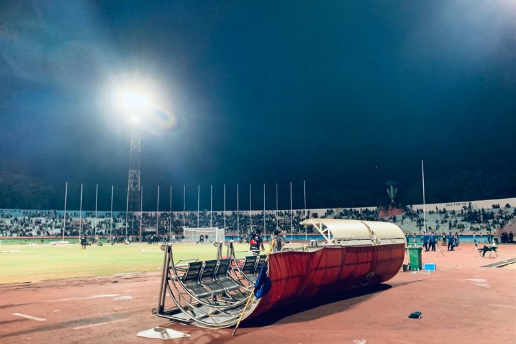 Pelampiasan kekecewaan suporter Persebaya Surabaya seusai kalah dari RANS Nusantara FC saat pertandingan pekan ke-10 Liga 1 2022-2023 yang berakhir dengan skor 1-2 di Stadion Gelora Delta Sidoarjo, Kamis (15/9/2022) malam.