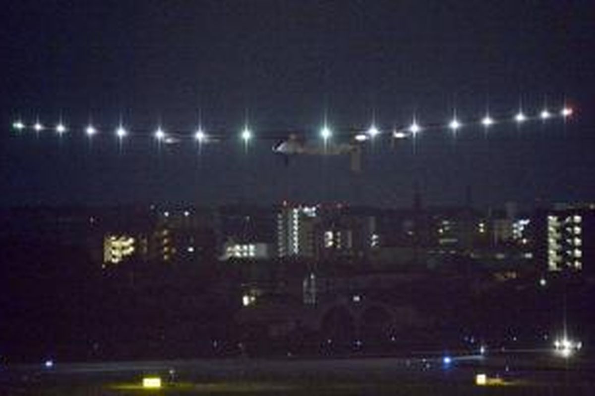 Pesawat Solar Impulse 2 terbang di atas Bandara Nagoya setelah lepas landas dari Toyoyama, dekat Nagoya, Jepang bagian tengah pada Senin (29/6/2015) dini hari.
