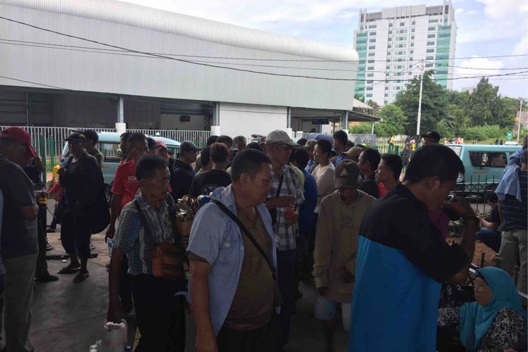 Sopir angkot Tanah Abang melakukan aksi mogok di depan Stasiun Tanah Abang. Mereka menuntut agar Gubernur DKI Jakart Anies Baswedan membuka Jalan Jatibaru Raya yang saat ini ditutup untuk mengakomodir PKL, Senin (29/1/2018).
