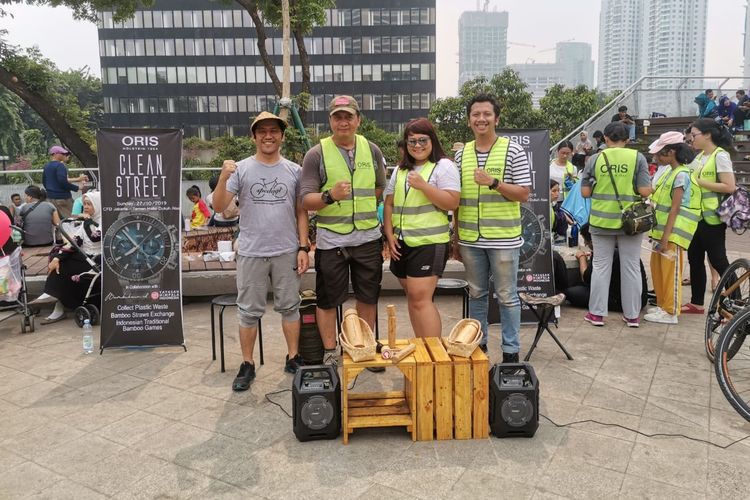 Kegiatan kampanye peduli lingkungan yang diadakan Oris dan Yayasan Himpala Indonesia pada kegiatan Car Free Day (CFD) Dukuh Atas, Jakarta, Minggu (27/10/2019).