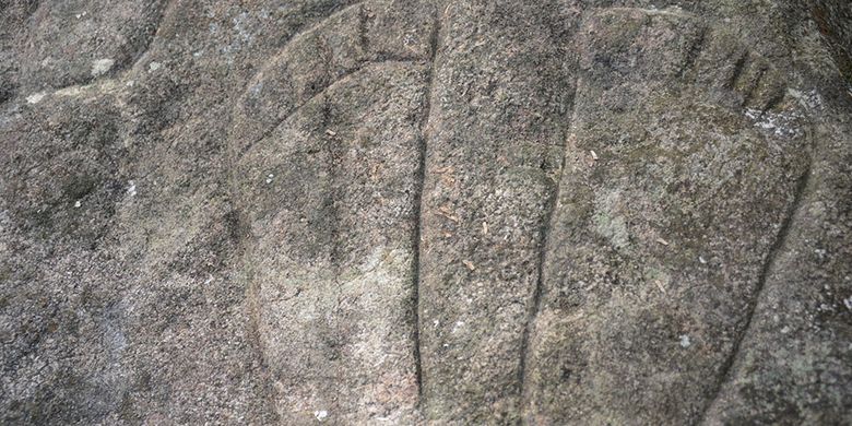 Situs jejak kaki laki-laki dan perempuan asal Minangkabau yang diukir di batu besar di perkampungan Runa, Desa Sukakiong, Kecamatan Kuwus, Kabupaten Manggarai Barat, Flores, NTT, Senin (5/8/2019). Ini bukti sejarah bahwa leluhur orang Runa berasal dari Minangkabau. Sepasang suami istri mengukir kaki mereka di batu. 