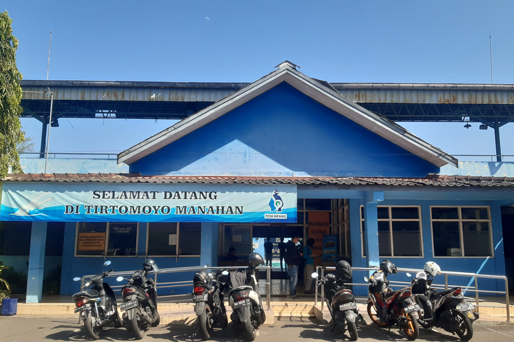 Kolam Renang Tirtomoyo Manahan Solo, Jawa Tengah, Senin (10/7/2023).