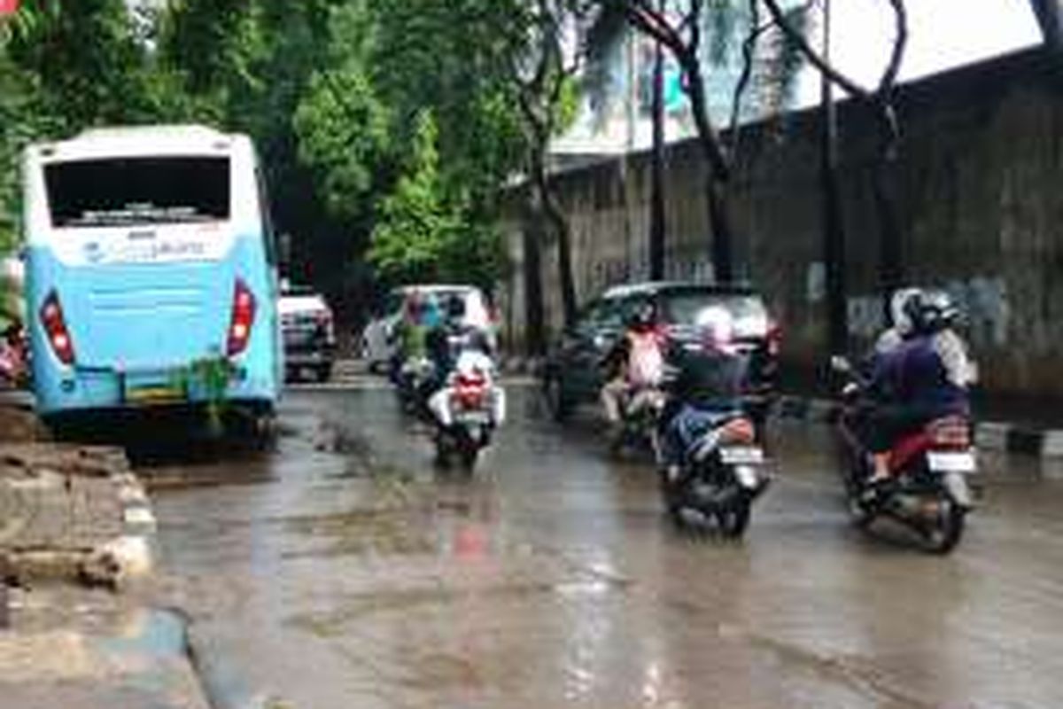 bus transjakarta mogok di Jalan TB Simatupang dekat kantor Nestle, Jakarta Selatan, akibat banjir. Kamis (21/4/2016)