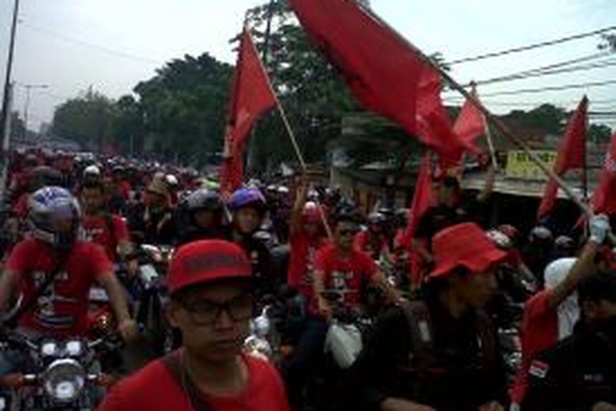 Ribuan buruh di Jakarta Timur dan Bekasi  memadati Jalan Raya Bekasi-Cakung menuju titik aksi, yakni bundaran Kawasan Industri Pulogadung, Jakarta, Kamis (31/10/2013).
