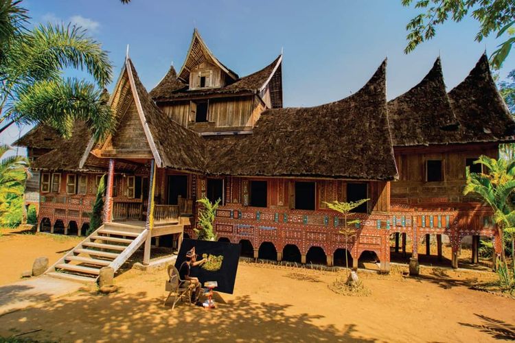 Salah satu bangunan rumah adat di Taman Nusa, Bali