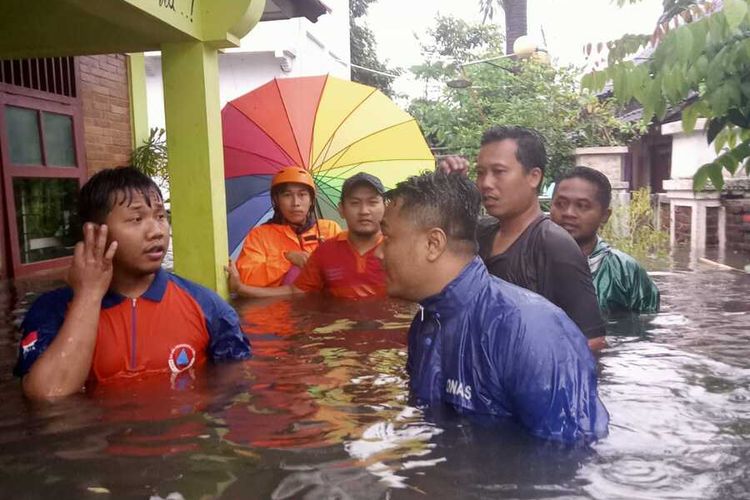 Petugas Badan Penanggulangan Bencana Daerah (BPBD) Solo melakukan mintigasi bencana di sejumlah wilayah Kota Solo, Jawa Tengah, terendah banjir pada Kamis (16/2/2023).
