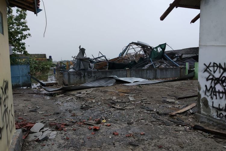 Rumah rusak diterjang angin kencang di Kabupaten Tangerang, Kamis (12/12/2019)