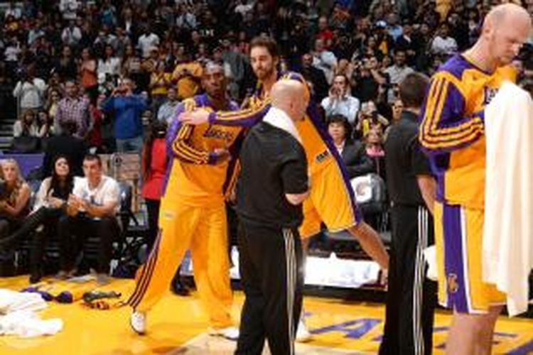Pebasket Los Angeles Lakers, Koba Bryant (kiri) memberi semangat pada rekan satu timnya, Pau Gasol jelang pertandingan melawan Memphis Grizzlies, di Staples Center, Jumat (15/11/2013).
