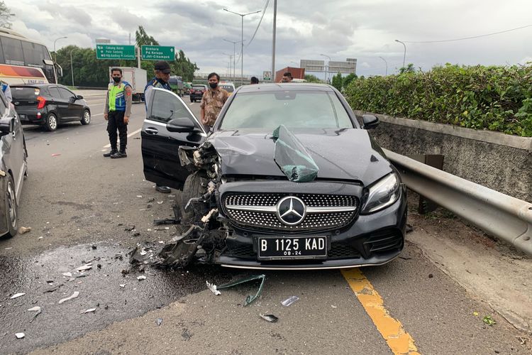 Sebuah mobil Mercedes-Benz E300 dengan nomor kendaraan B1125 KAD melawan arah di jalan Tol Lingkar Luar Jakarta (Jakarta Outer Ring Road/JORR), pada Sabtu (27/11/2021) pukul 17.00 WIB. 