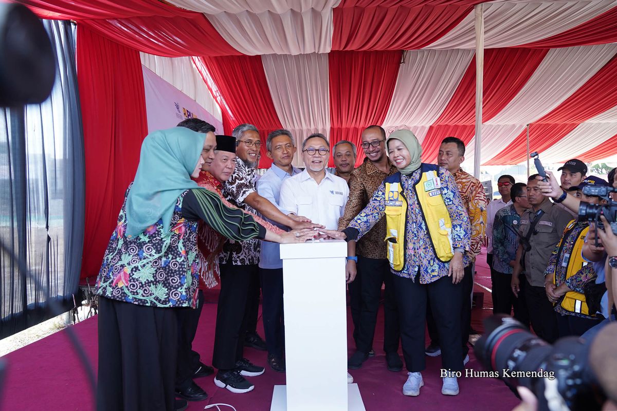 Menteri Perdagangan (Mendag) Zulkifli Hasan (Zulhas) meresmikan pembangunan Pasar Banjarsari di Pekalongan, Jawa Tengah (Jateng), Rabu, (11/10/2023).
