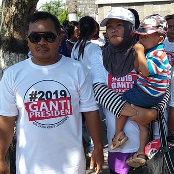 Sejumlah relawan mengenakan kaus bertuliskan 2019 Ganti Presiden menyambut kedatangan Prabowo di MBK, Kota Blitar, Jumat (4/5/2018).