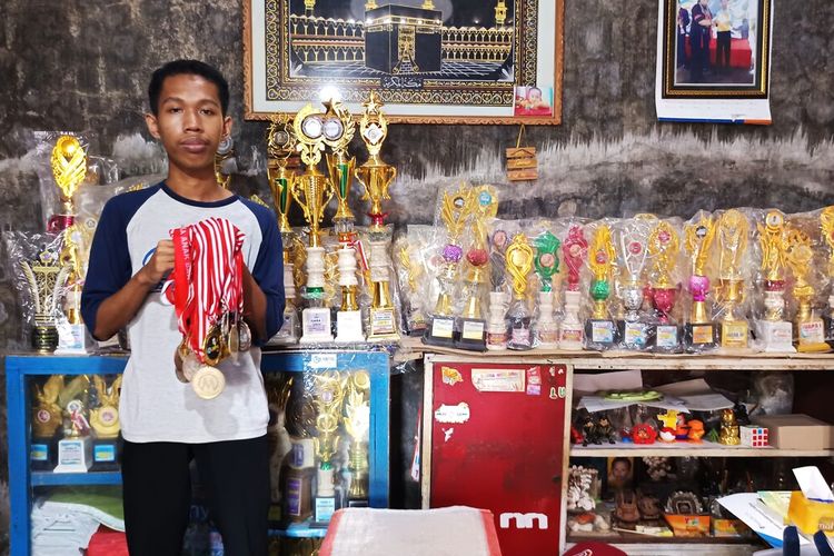 Kisah Anak Penjual Es yang Diterima di ITB jalur SNBP, Rumahnya Penuh Piala namun Tak Tersentuh Beasiswa Pemda