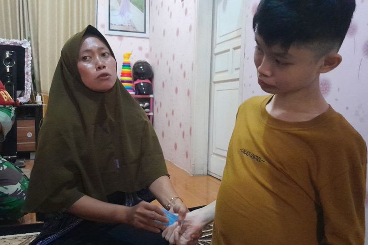 Siti Aisah (37), eks pekerja migran Indonesia (PMI) yang merawat anak majikan yang idap down syndrome ditemui di rumahnya di Karawang, Jawa Barat, Sabtu (3/6/2023).
