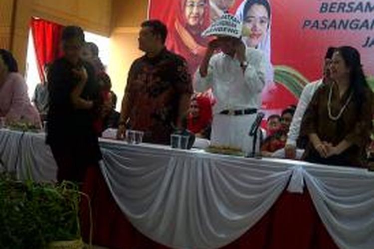 Gubernur Jawa Tengah Ganjar Pranowo menerima kendi yang berisi air pegunungan Kendeng, Sukolilo, Pati, Jawa Tengah pada acara halalbihalal DPP PDI Perjuangan bersama Gubernur dan Wakil Gubernur Jawa Tengah di Panti Marhen Semarang, Jumat (23/8/2013)