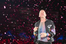 Aksi Chris Martin Cosplay Alien dan Pakai Bahasa Isyarat di Konser Coldplay Jakarta