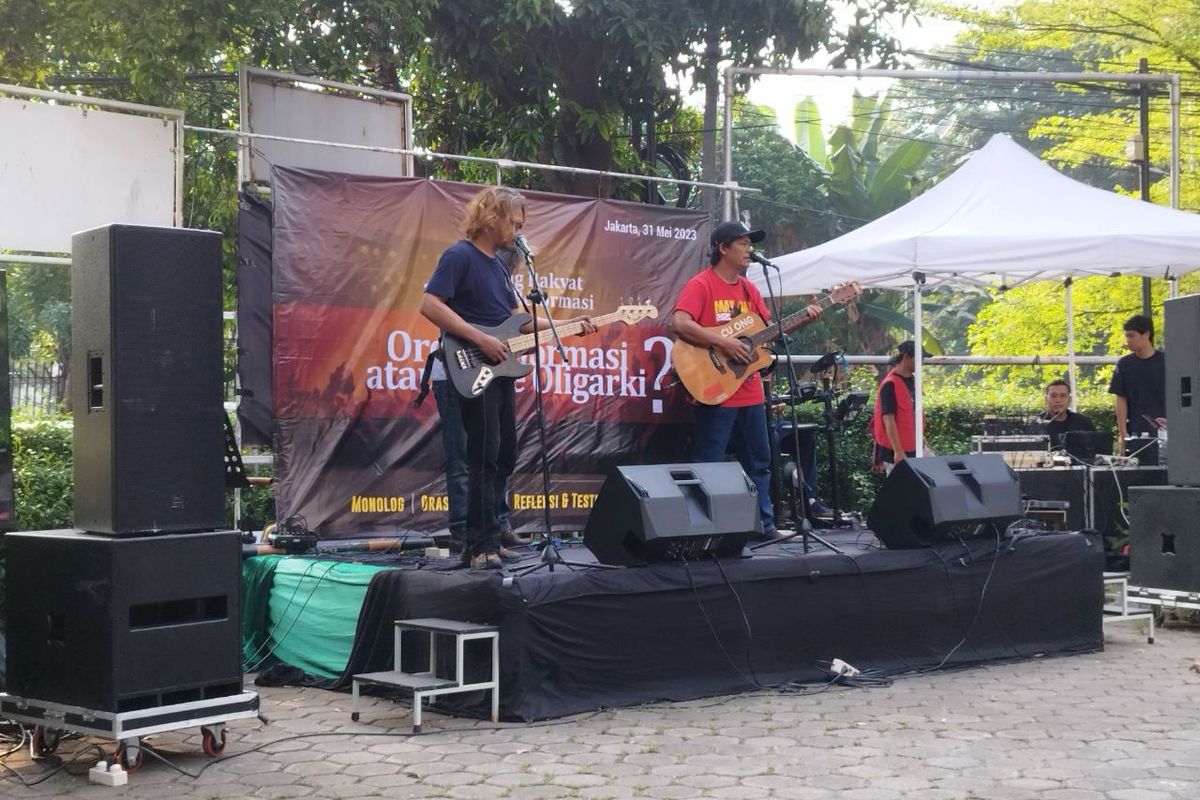 Kasbi Band menjadi pembuka Panggung Rakyat 25 Tahun Reformasi di Yayasan LBH Indonesia, Menteng, Jakarta Pusat, Rabu (31/5/2023). (KOMPAS.com/XENA OLIVIA)