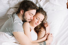 Cuddling hingga Spooning, 4 Aktivitas Romantis Setelah Bercinta